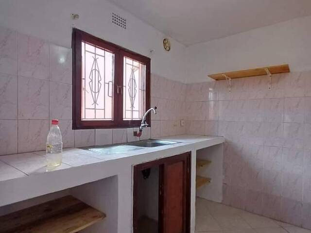 #976 - Moradia para Arrendamento em Maputo - Maputo